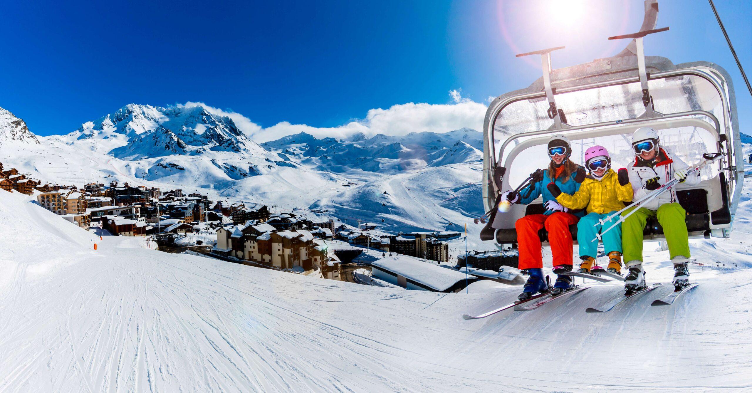 Skifahren in der Wintersaison, Berge und Skitourenausrüstung auf dem Gipfel an sonnigen Tagen in Frankreich, Alpen über den Wolken.