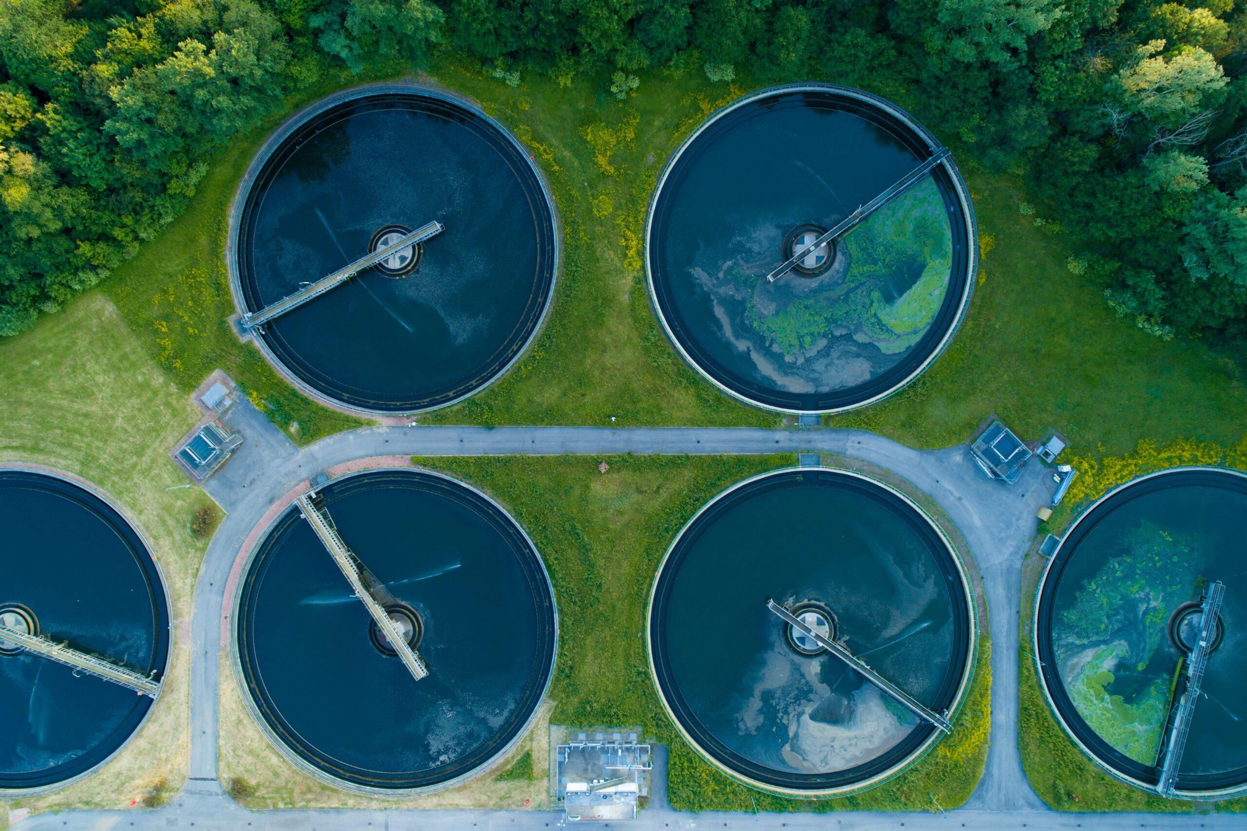 Mehrere große Wassertanks nebeneinander für eine sichere Löschwasser versorgung