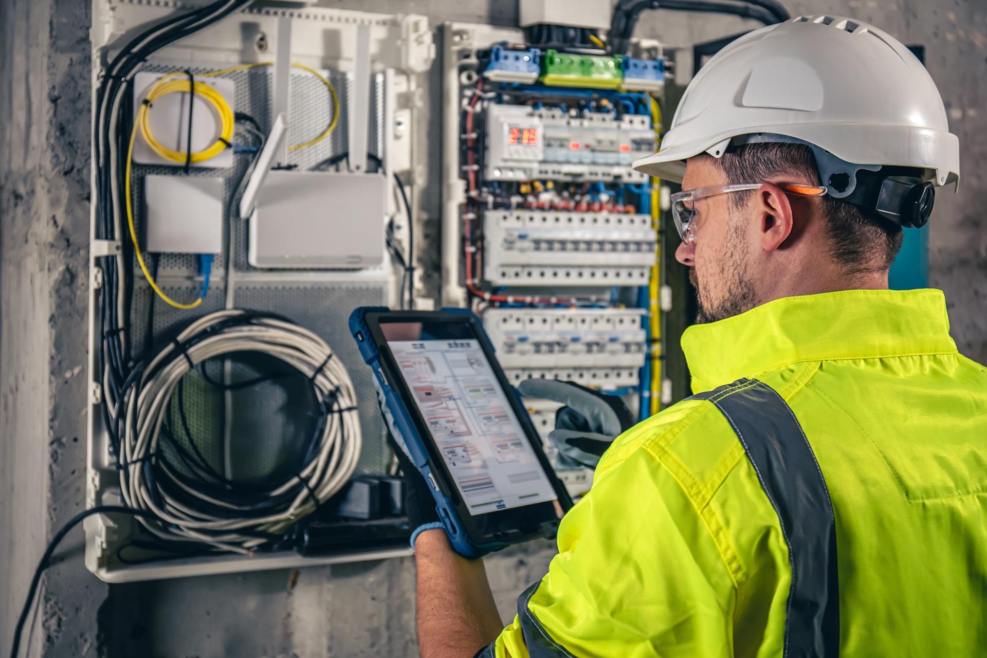 Techniker prüft Steuerung | selbstbegrenzendes Heizband