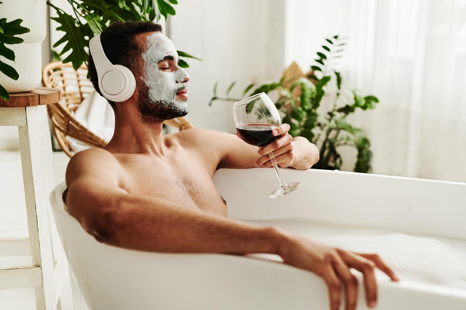 Mann entspannt in Badewanne mit Gesichtsmaske | Gelee Royal kaufen 