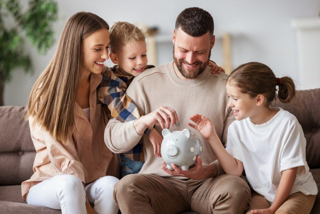 Familie legt gemeinsam Geld ins Sparschwein | Heizölpreise in Hamburg